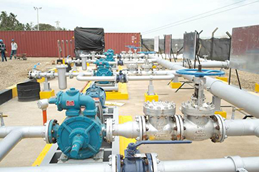 Montaje de bombas y tuberías de crudo.